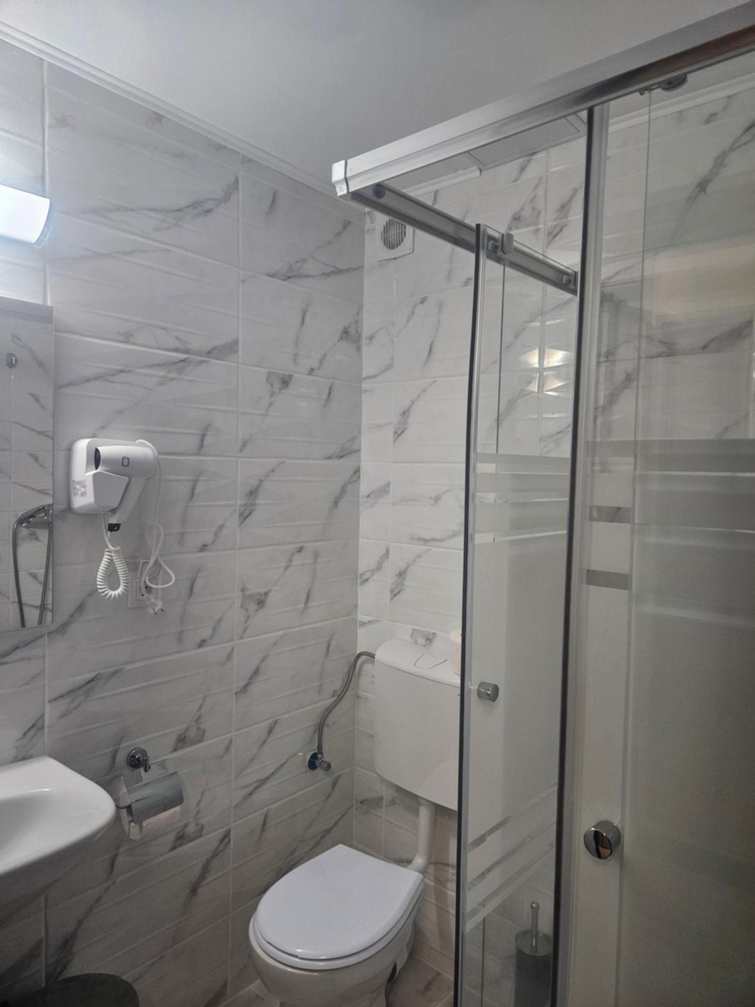 Hotel Marina 2 บูคาเรสต์ ภายนอก รูปภาพ