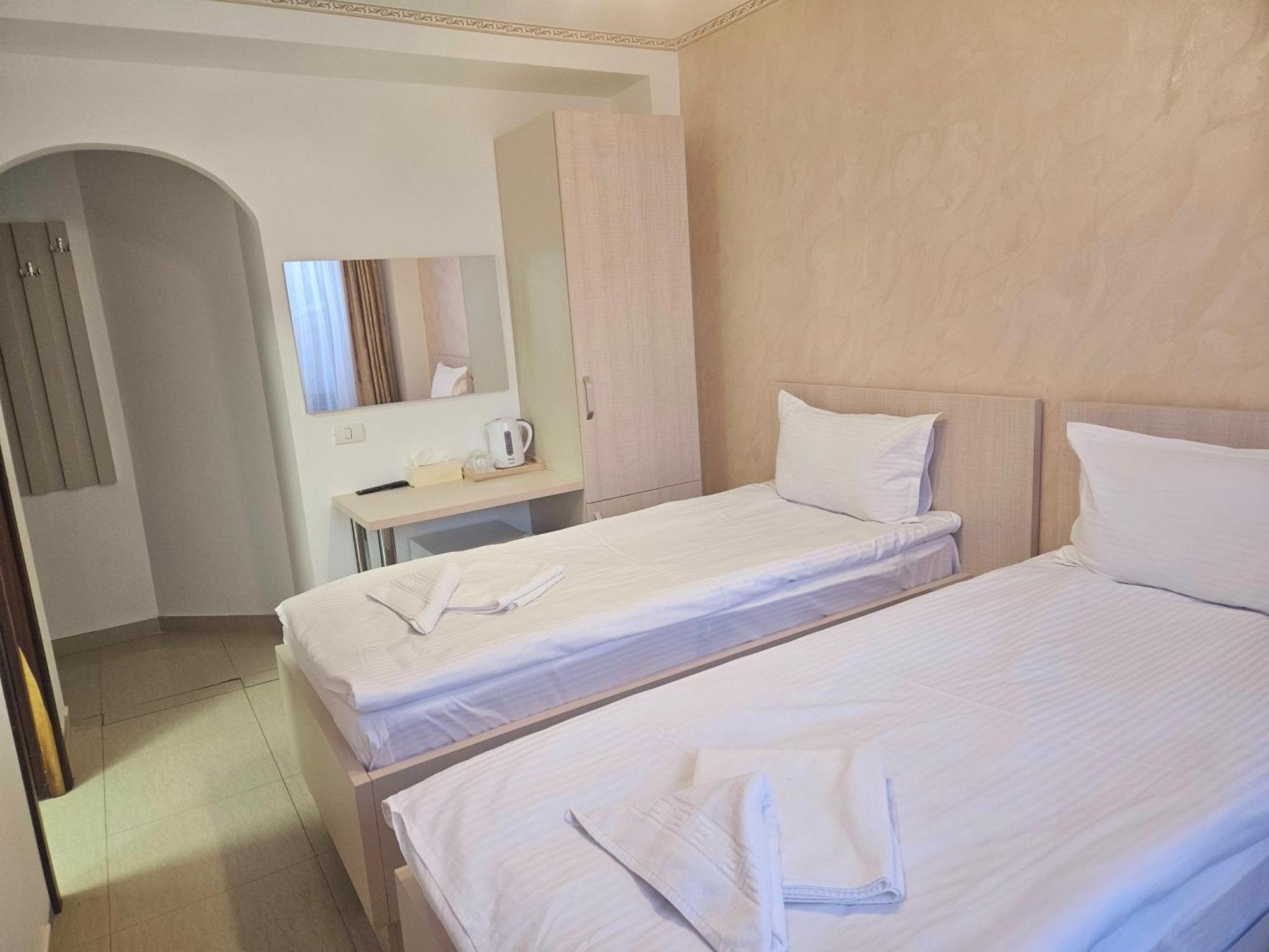 Hotel Marina 2 บูคาเรสต์ ภายนอก รูปภาพ